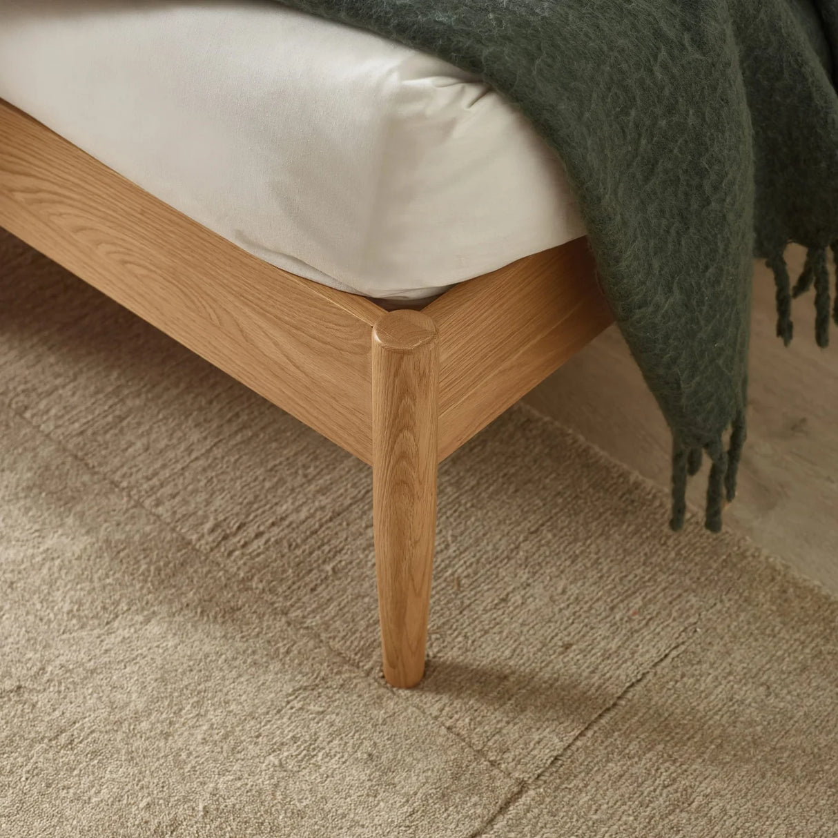 Belton Spindle Bed